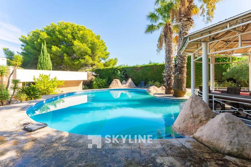 Maison - 320 m² - 8 pièces