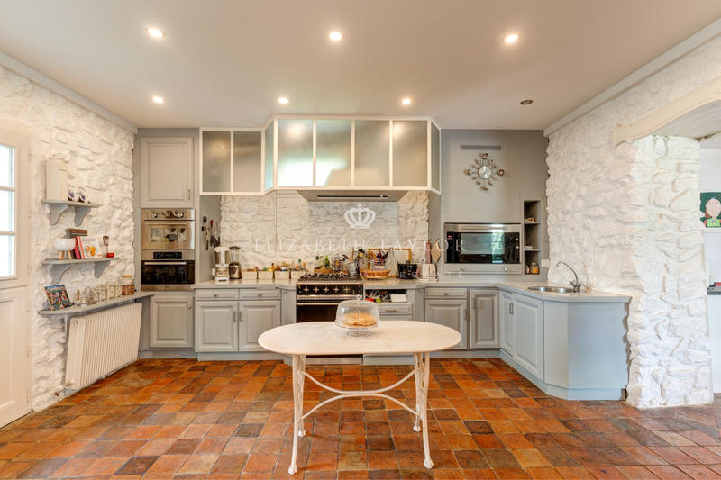 Maison - 864 m² - 14 pièces