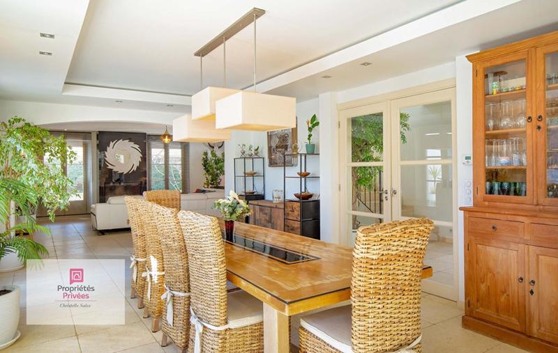 Maison - 250 m² - 7 pièces