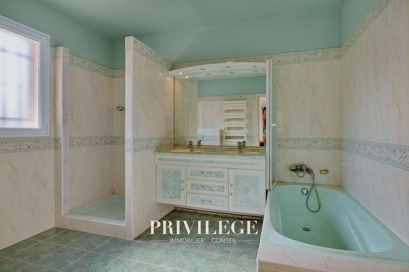 Villa - 240 m² - 8 pièces