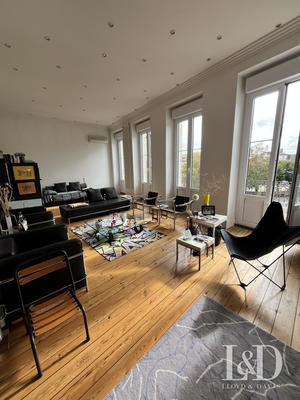 Maison - 235 m² - 8 pièces