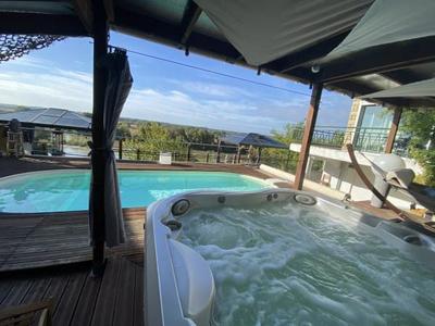 Maison - 140 m² - 8 pièces