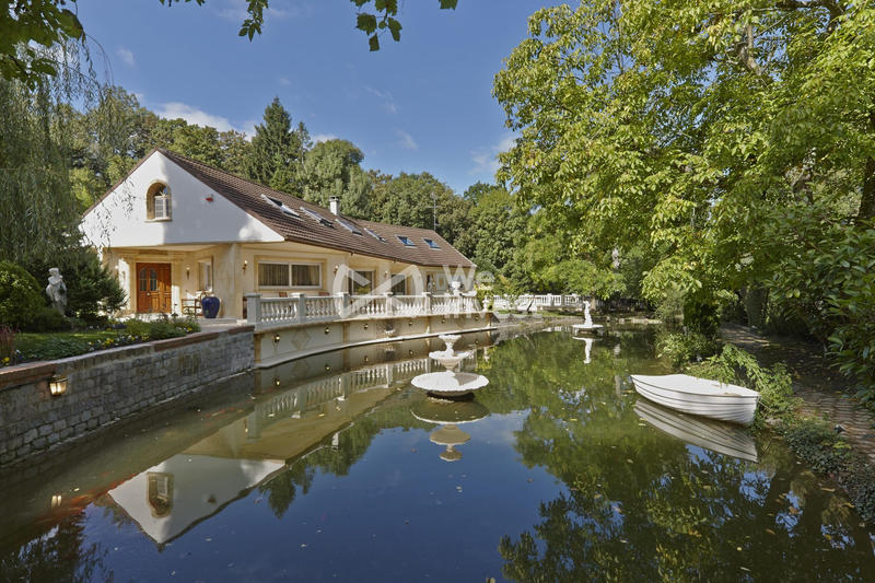 Villa - 296 m² - 9 pièces