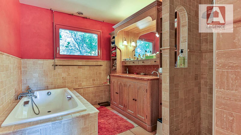 Maison - 233 m² - 8 pièces