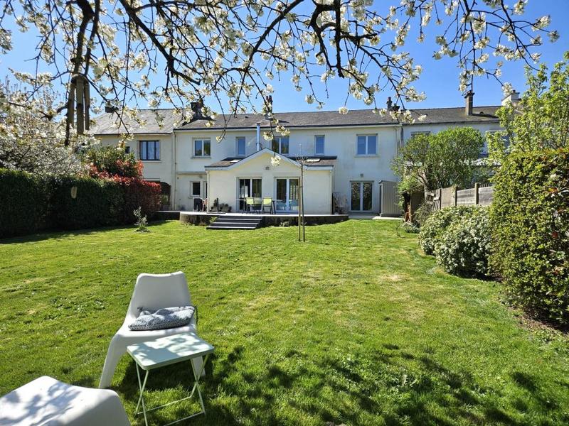 Maison - 204 m² - 9 pièces