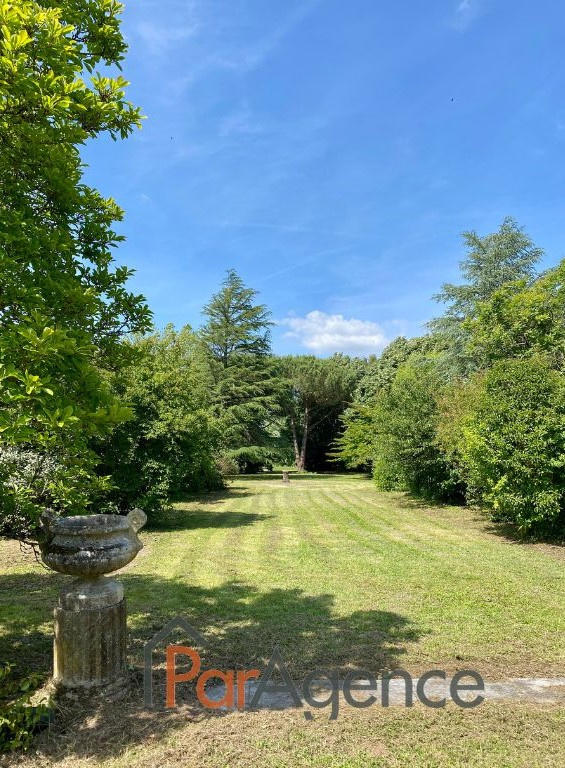 Propriété - 654 m² - 14 pièces