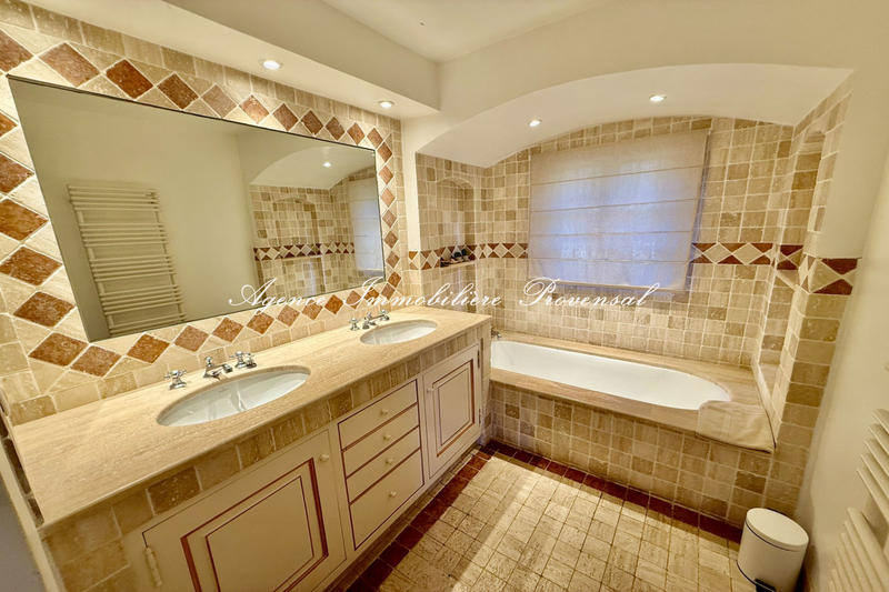 Villa - 300 m² - 8 pièces