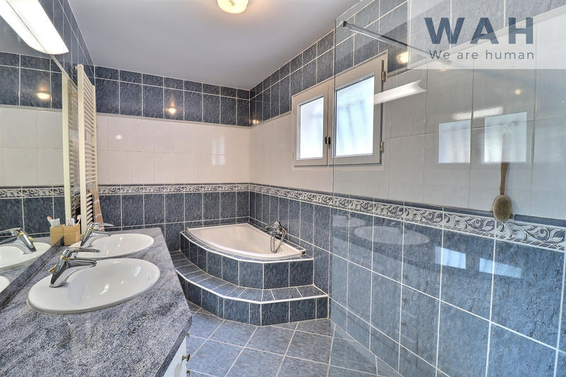 Maison - 205 m² - 7 pièces