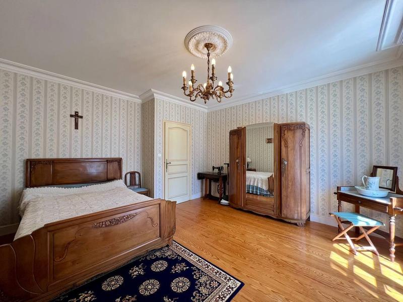 Maison traditionnelle - 308 m² - 10 pièces