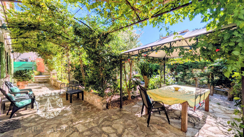 Propriété - 330 m² - 6 pièces