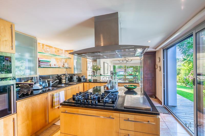 Maison - 258 m² - 10 pièces