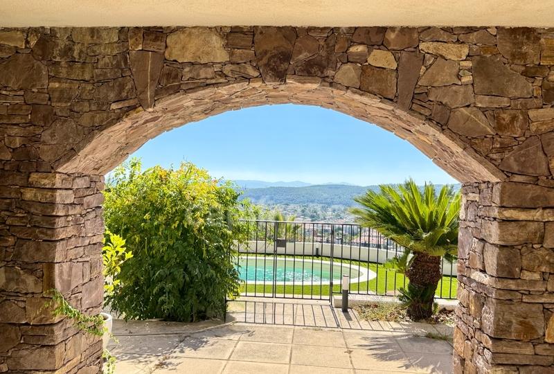 Maison - 315 m² - 11 pièces