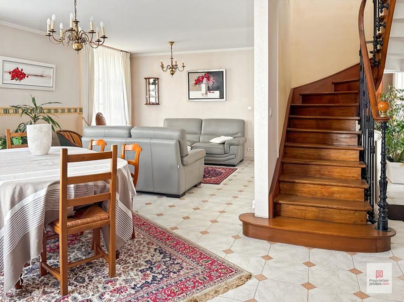 Maison - 244 m² - 10 pièces