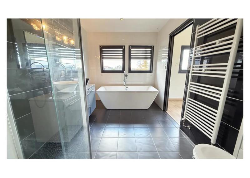 Maison - 245 m² - 6 pièces