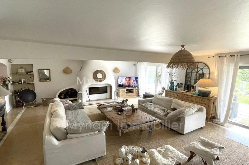 Maison - 240 m² - 6 pièces