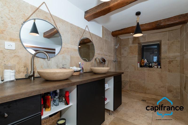 Propriété - 621 m² - 12 pièces