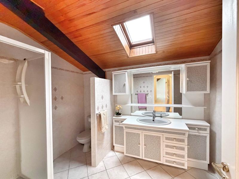 Maison - 239 m² - 8 pièces