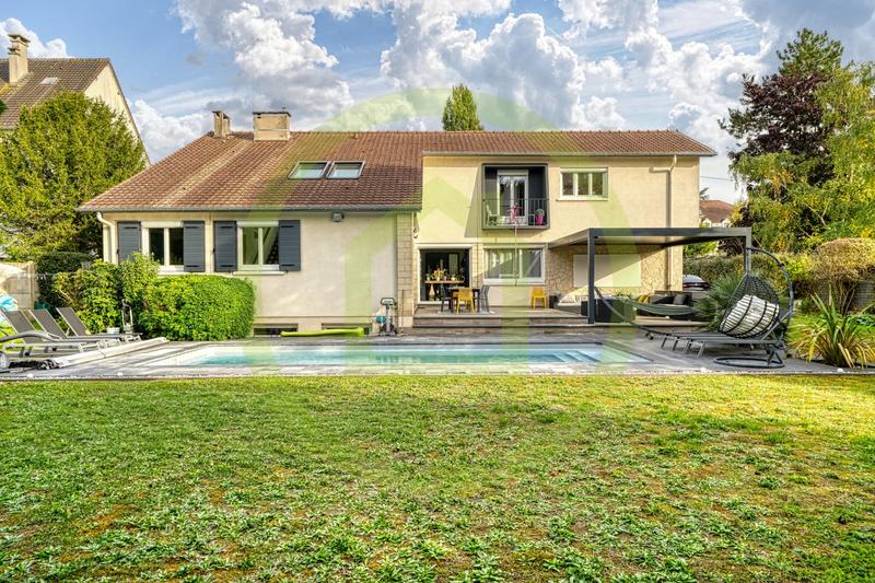 Maison - 233 m² - 9 pièces