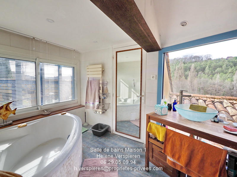 Maison - 303 m² - 19 pièces