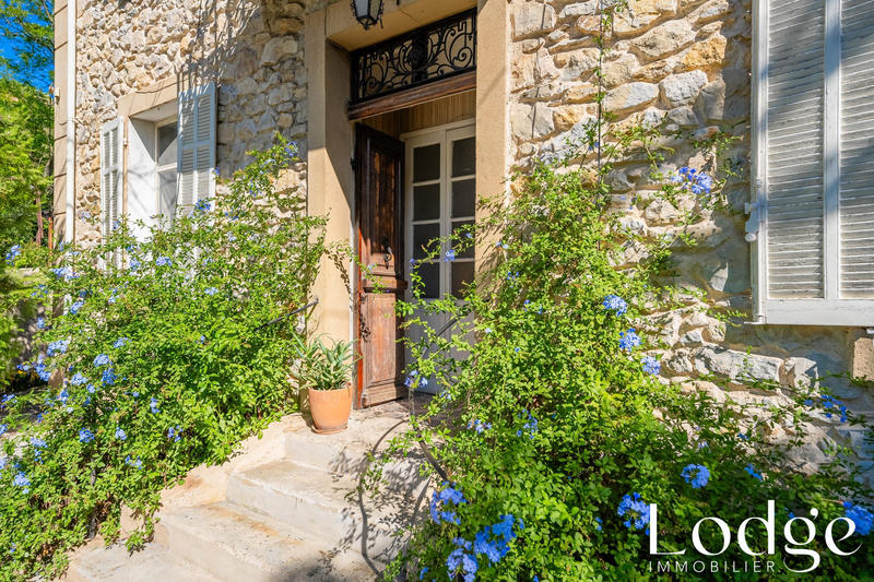 Maison - 220 m² - 10 pièces