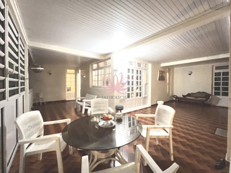 Maison - 330 m² - 13 pièces