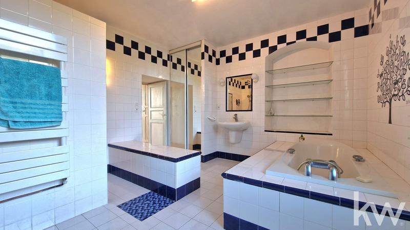 Maison - 268 m² - 8 pièces