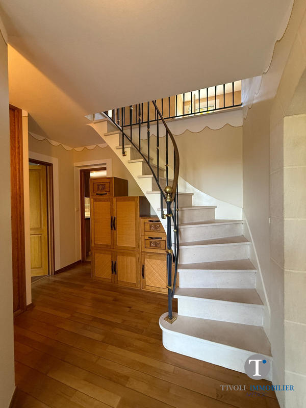 Maison - 237 m² - 8 pièces