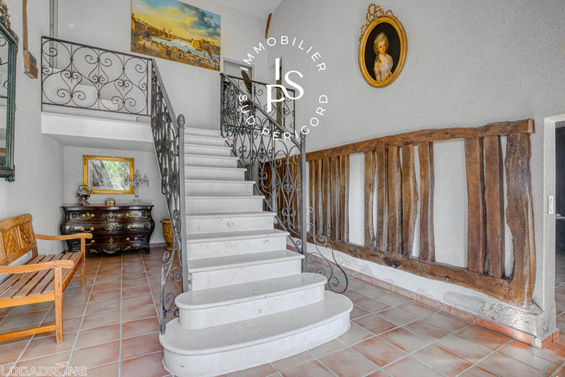 Demeure - 649 m² - 33 pièces