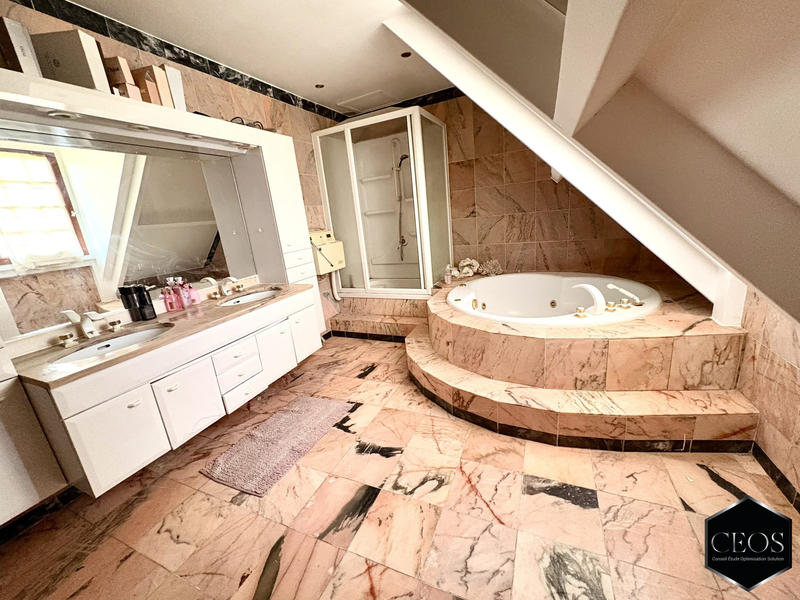 Maison - 210 m² - 8 pièces