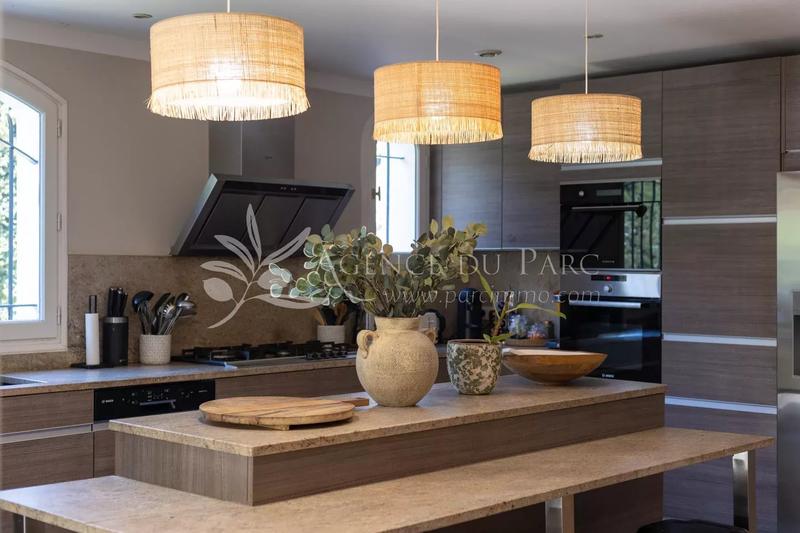 Maison - 250 m² - 6 pièces