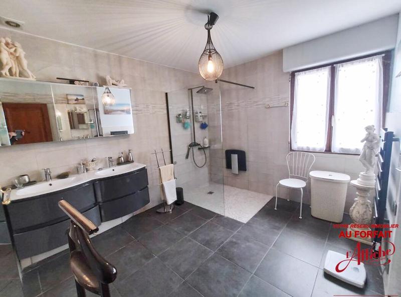 Maison - 255 m² - 7 pièces