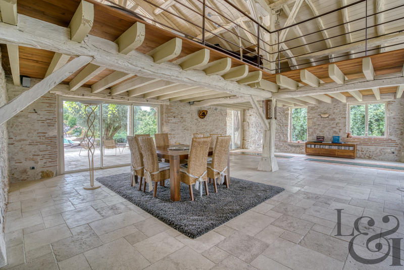 Maison - 769 m² - 8 pièces