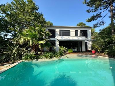 Maison - 238 m² - 7 pièces