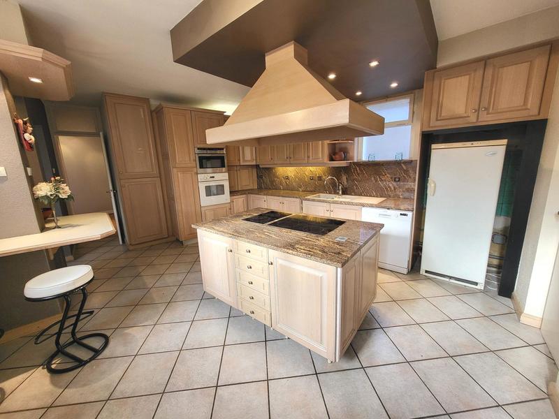 Maison - 275 m² - 11 pièces