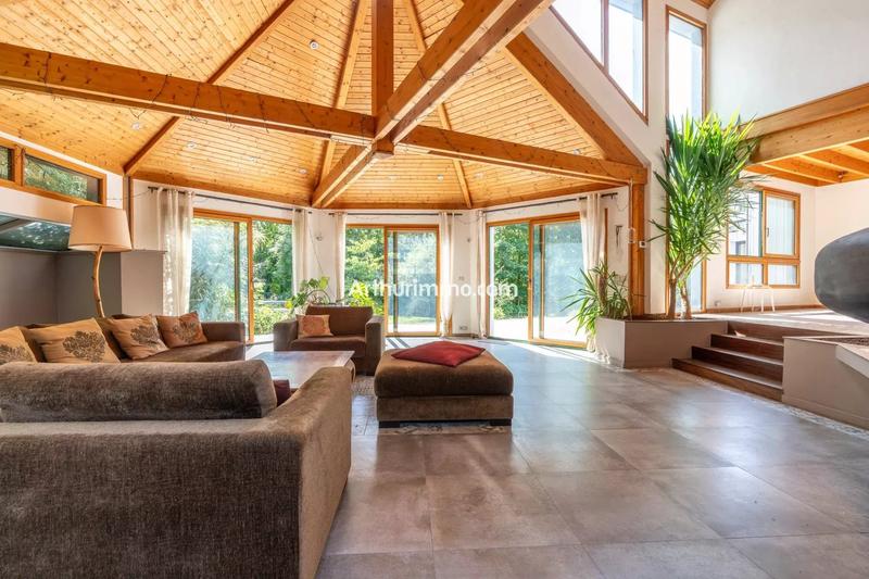 Maison - 250 m² - 10 pièces