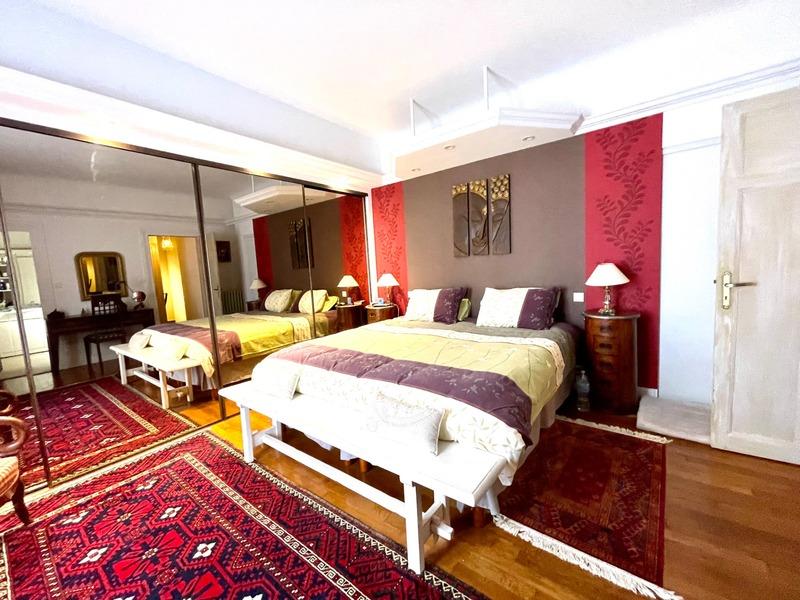 Maison - 225 m² - 9 pièces