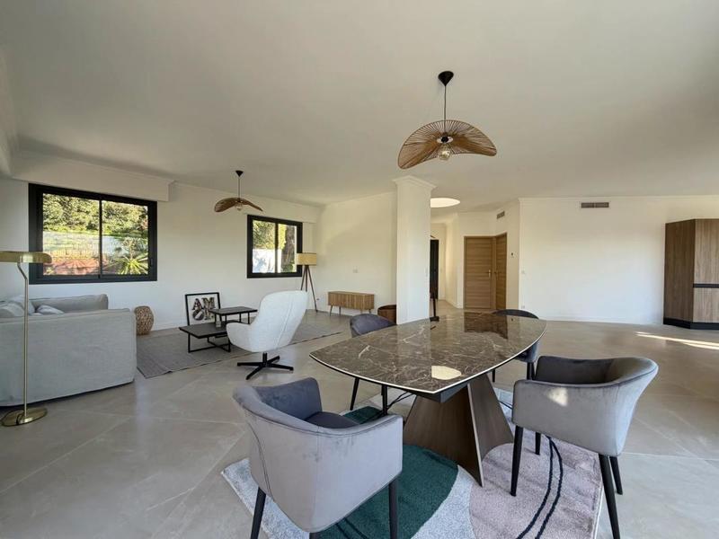 Maison - 212 m² - 6 pièces