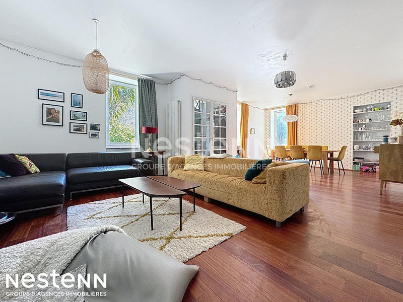 Maison - 242 m² - 8 pièces