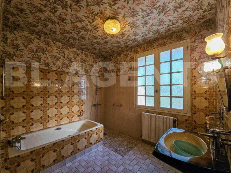 Maison traditionnelle - 250 m² - 8 pièces