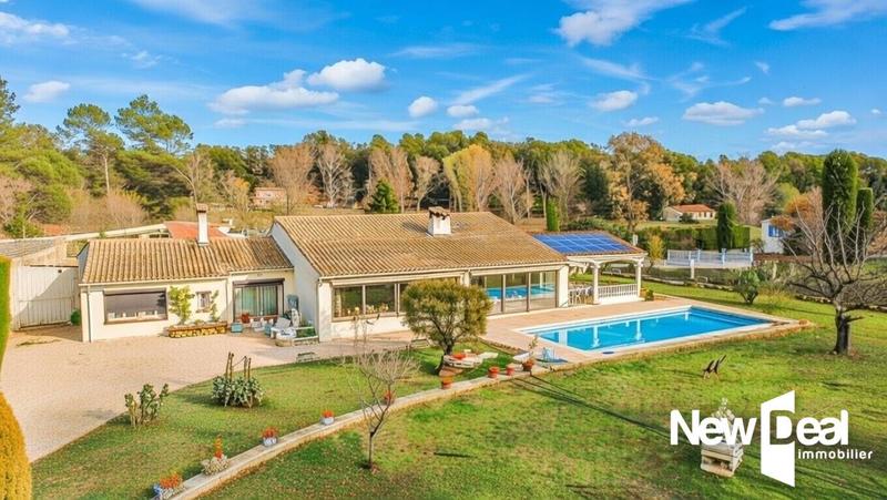 Maison - 220 m² - 8 pièces