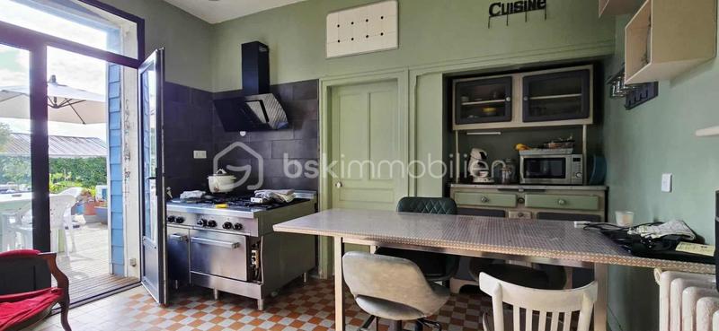 Maison - 285 m² - 9 pièces