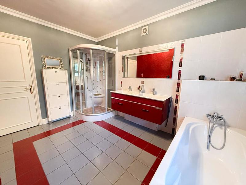 Maison - 220 m² - 12 pièces