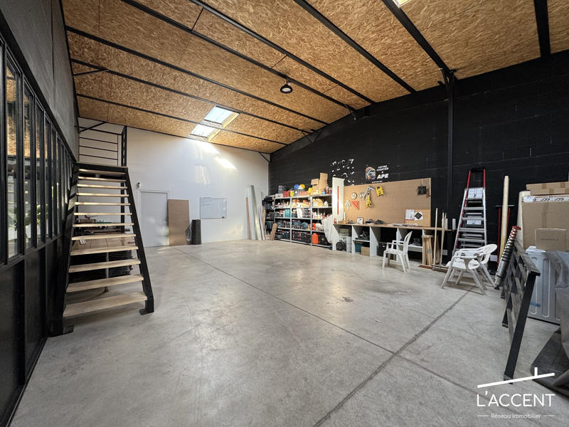 Entrepôt - 301 m²