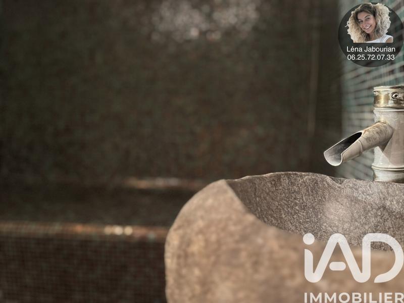 Maison - 1 079 m² - 11 pièces