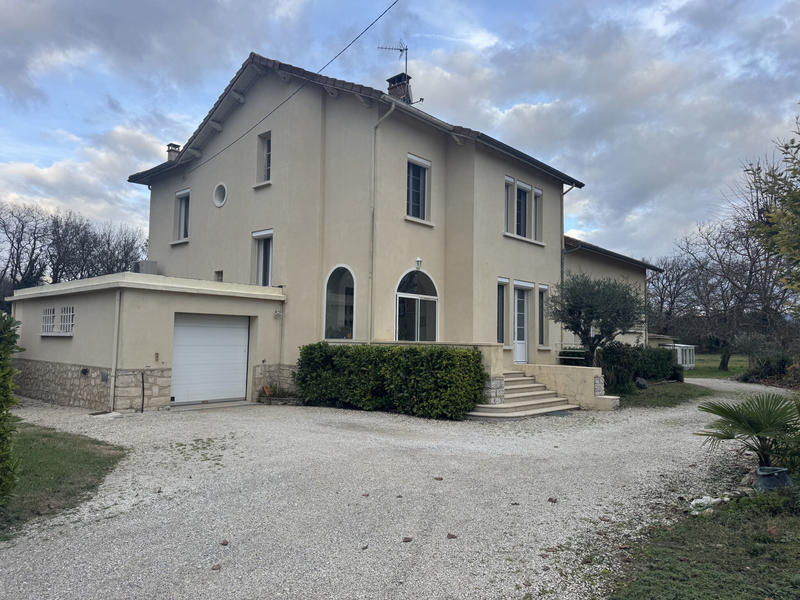Propriété - 280 m² - 9 pièces
