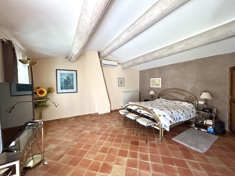 Mas - 243 m² - 8 pièces