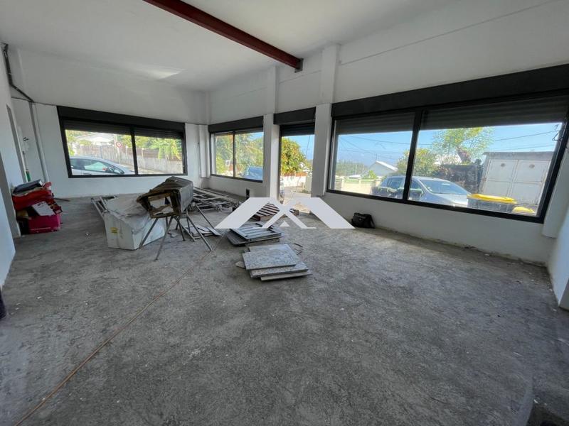 Local d'activité / Entrepôt - 118 m²