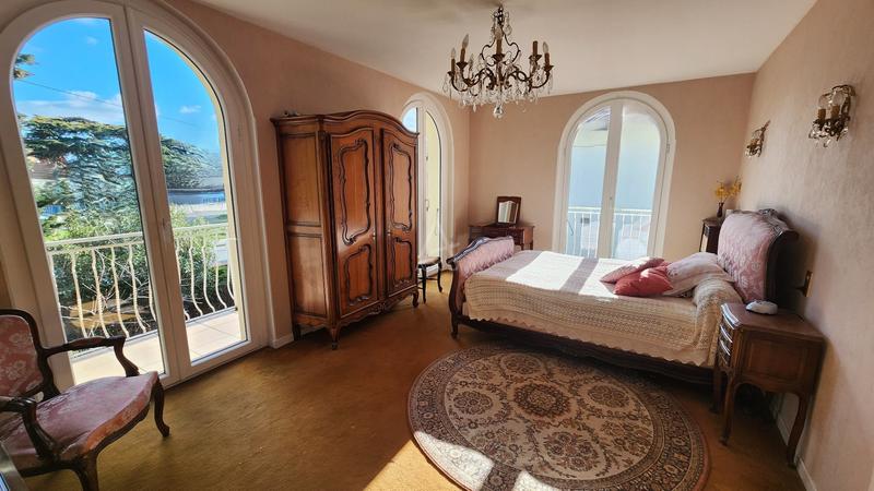 Maison - 230 m² - 8 pièces