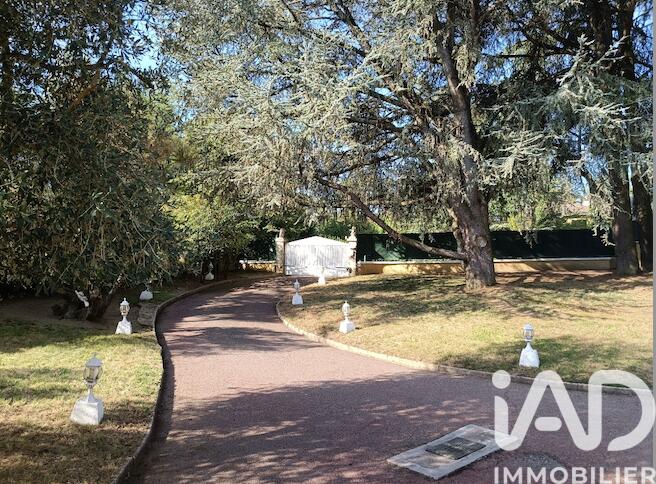 Maison - 246 m² - 9 pièces