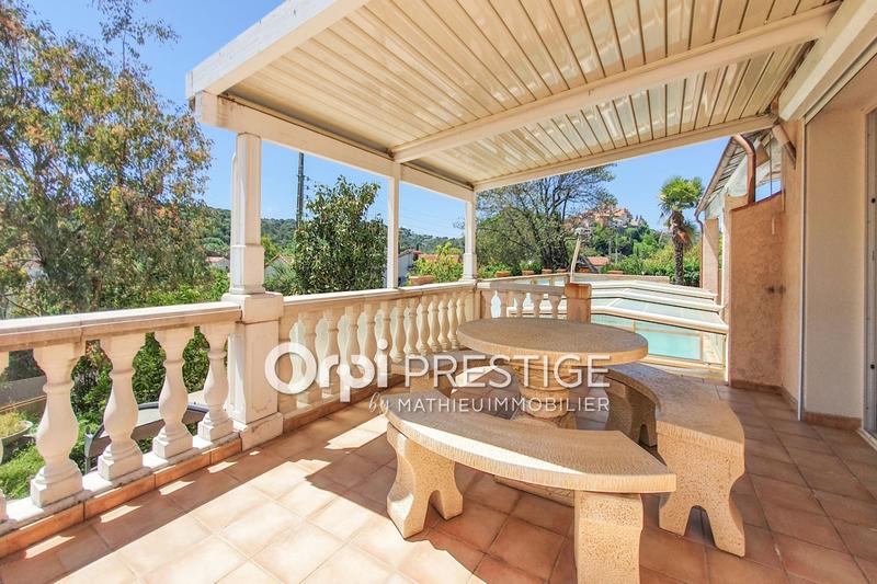 Villa - 201 m² - 9 pièces